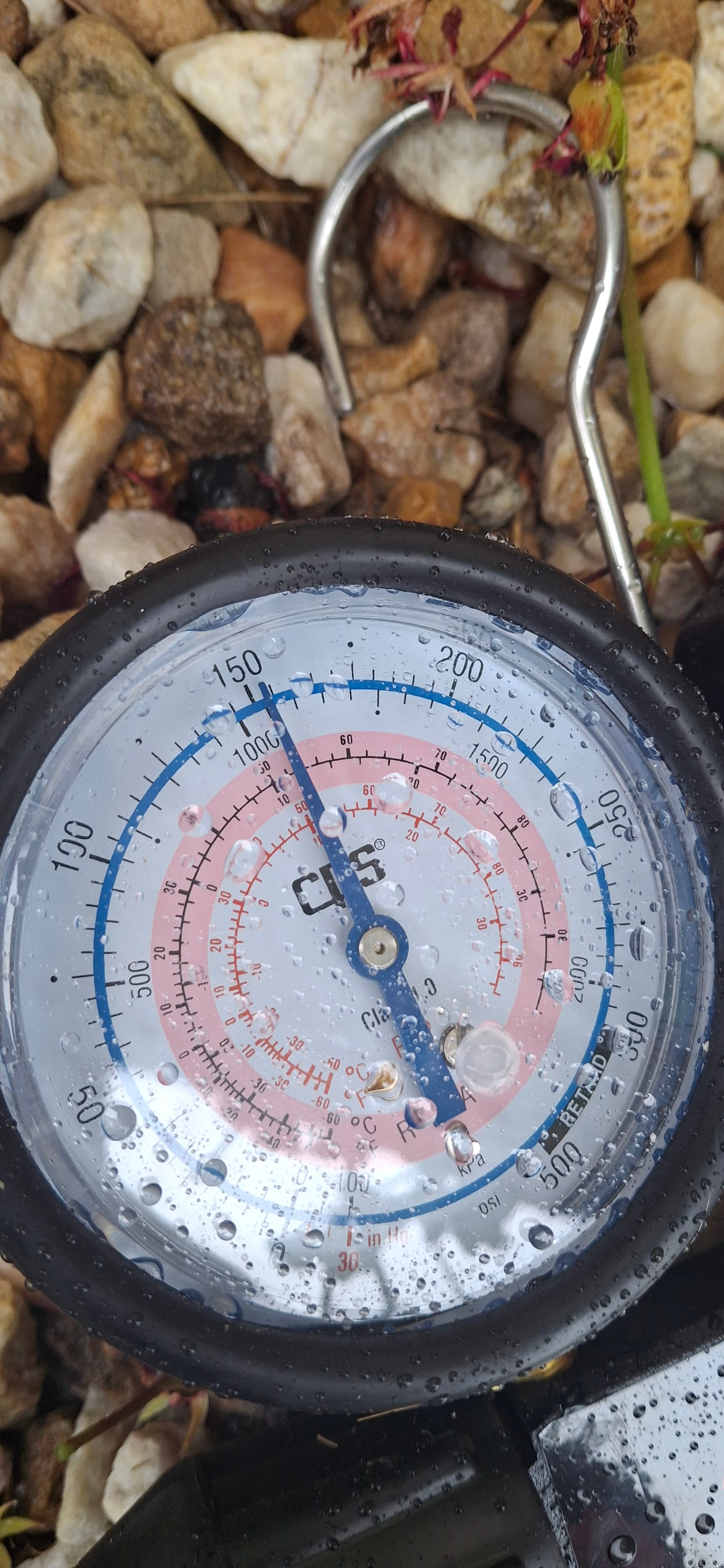 Refrigerant pressure gauge reading during an air conditioning fault-finding callout